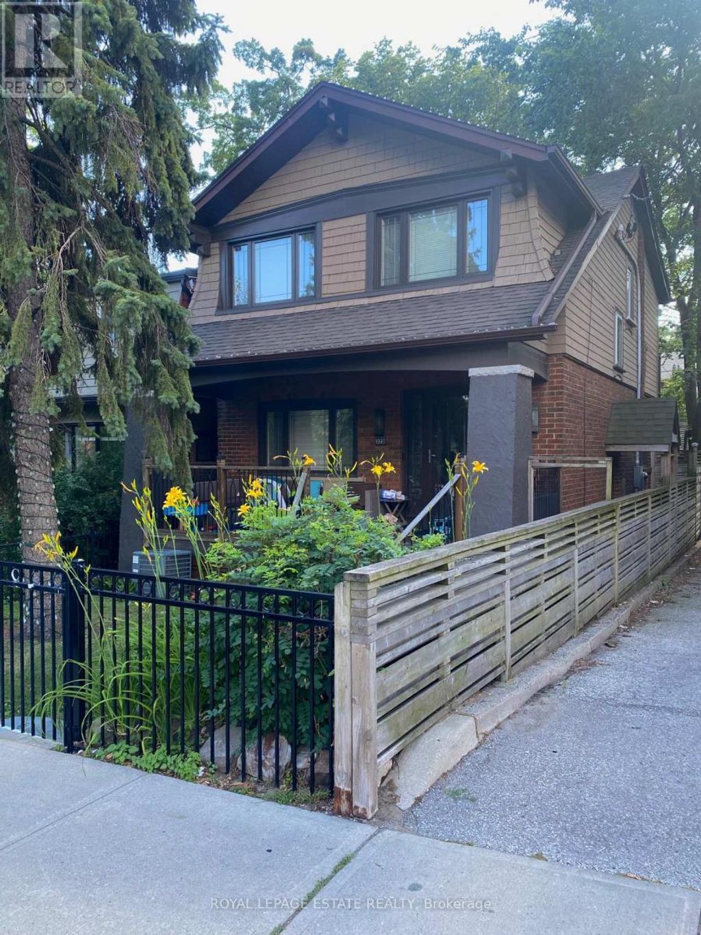 372 Victoria Park Avenue, Toronto (the Beaches)
