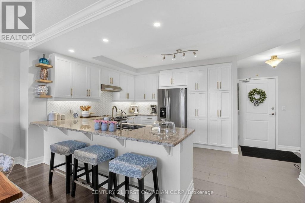 208 - 260 Villagewalk Boulevard, London North (north R)
