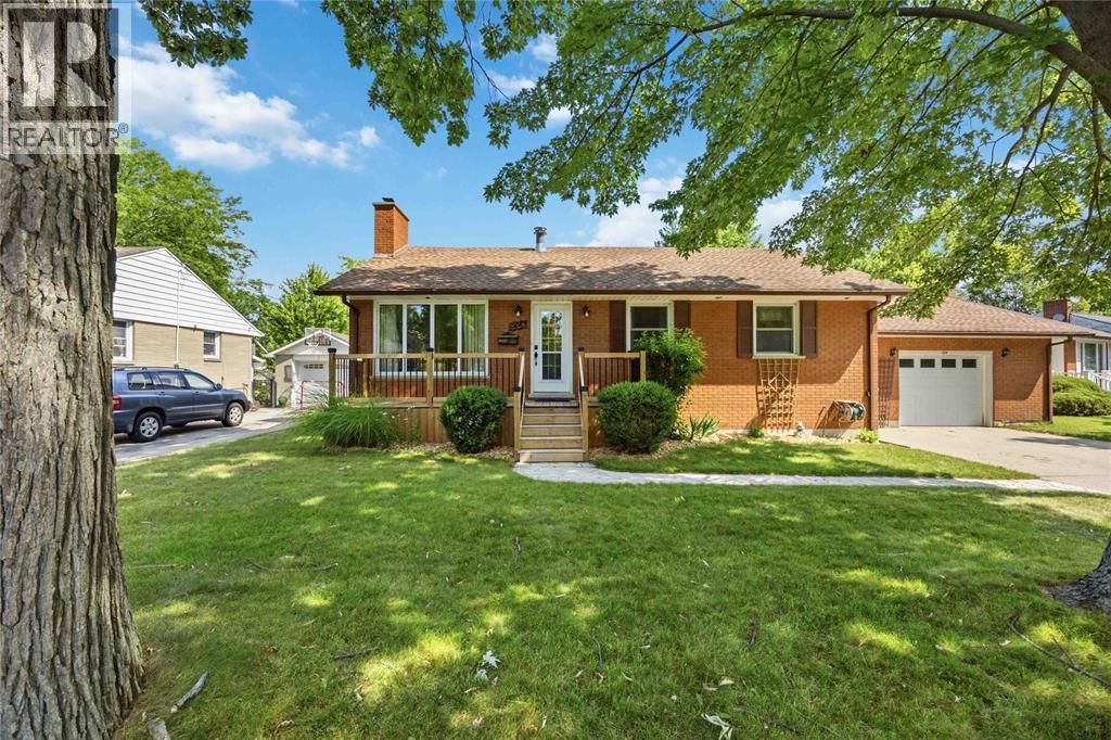 824 Charlesworth Drive, Sarnia