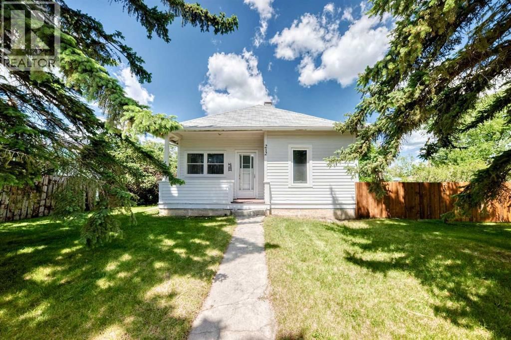 212 5 Avenue, Strathmore