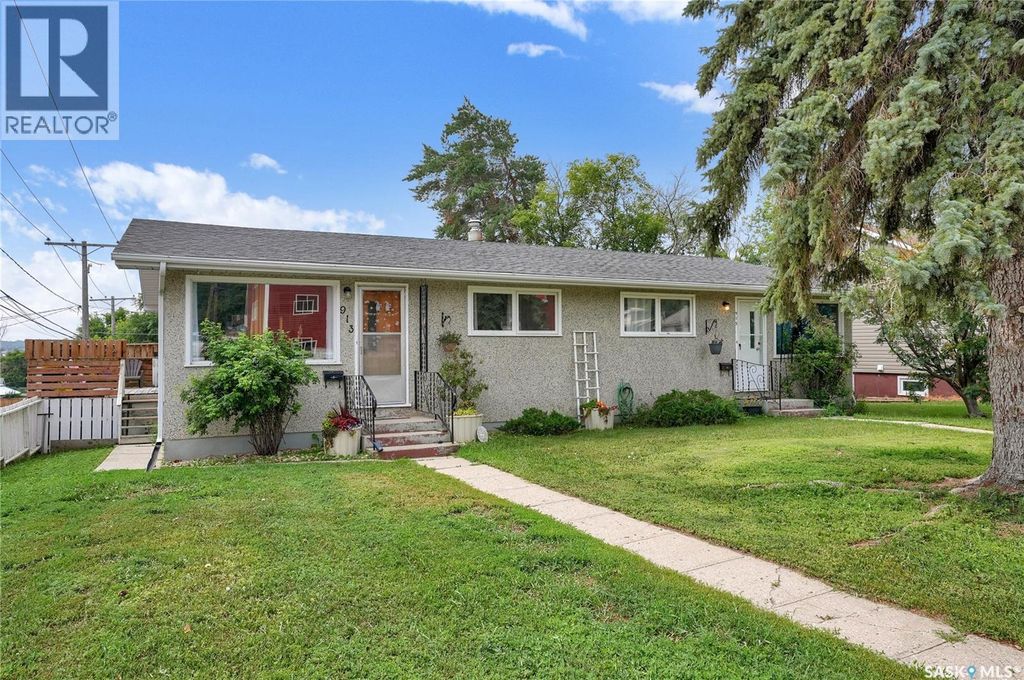 913-915 Hochelaga Street W, Moose Jaw
