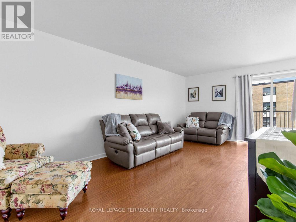 404 - 8 Kingsbridge Court, Toronto (westminster-Branson)