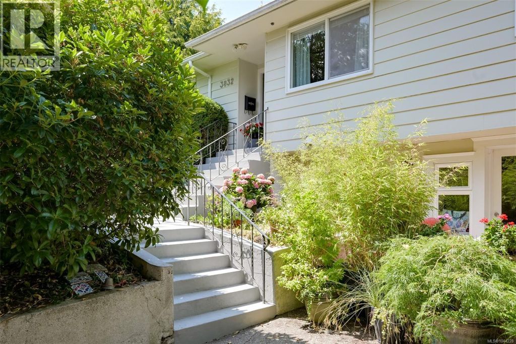 3832 Pitcombe Pl, Saanich