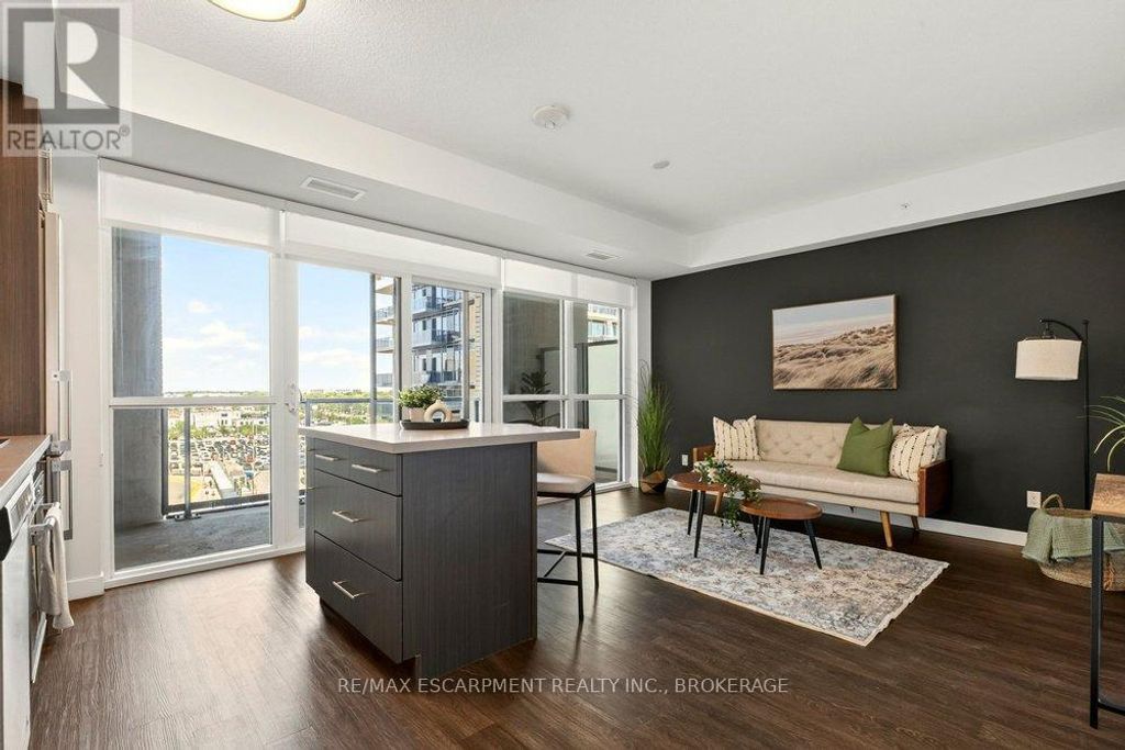 702 - 2087 Fairview Street, Burlington (freeman)
