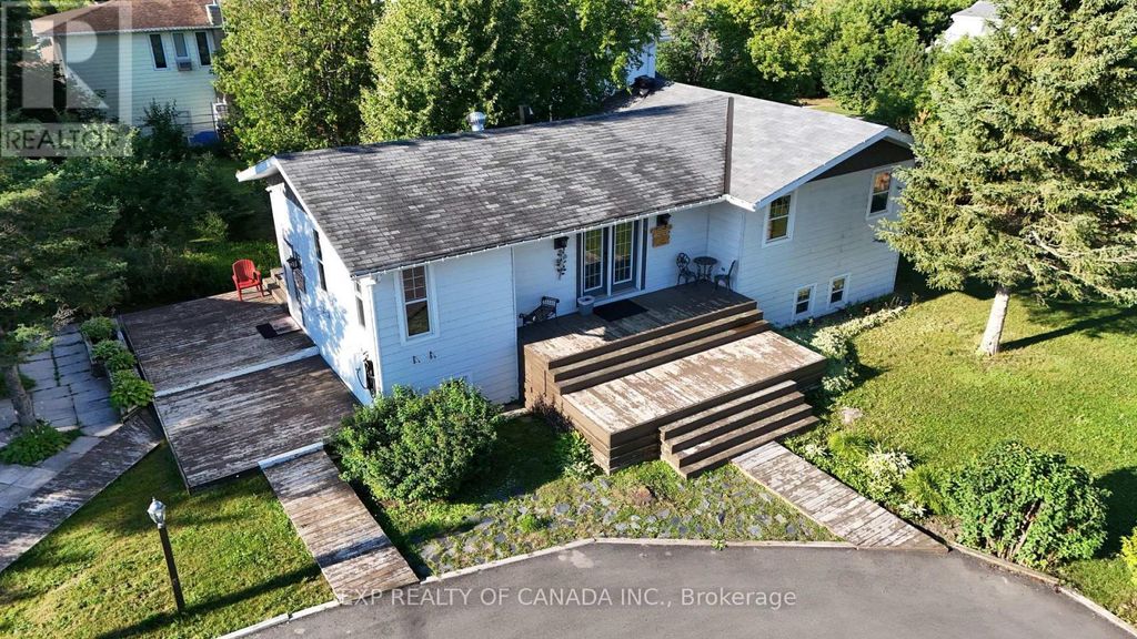 34 Seventh Street W, Cochrane