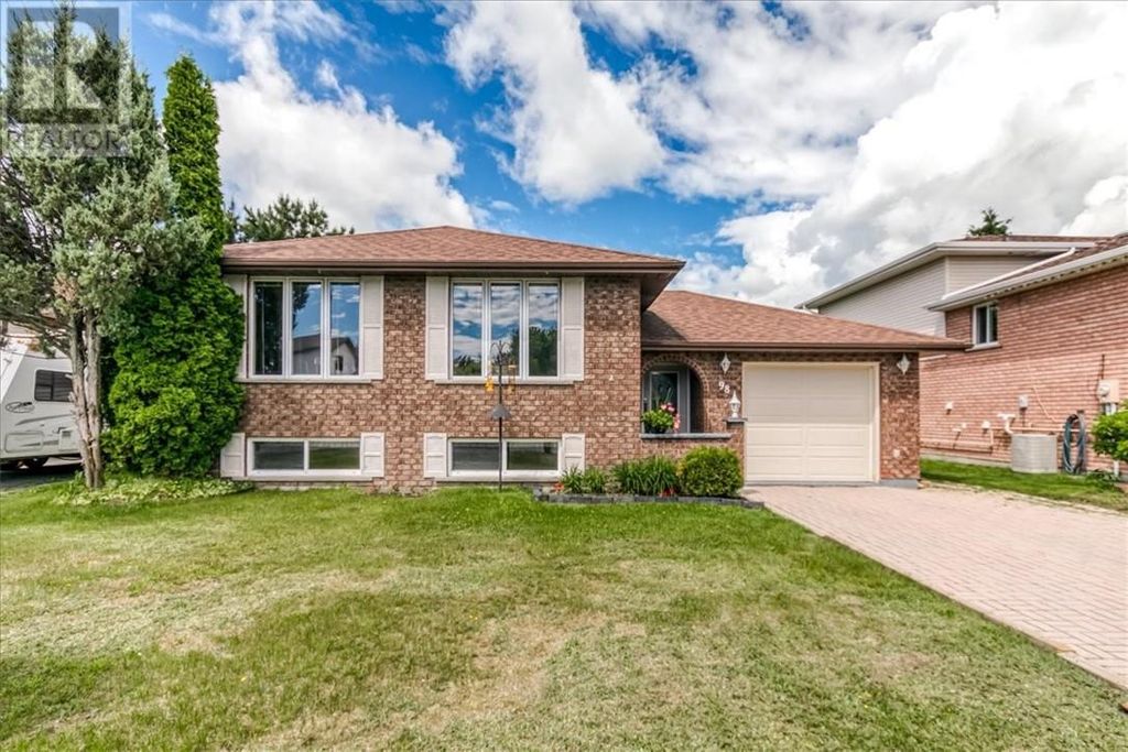 98 Chantal Crescent, Garson
