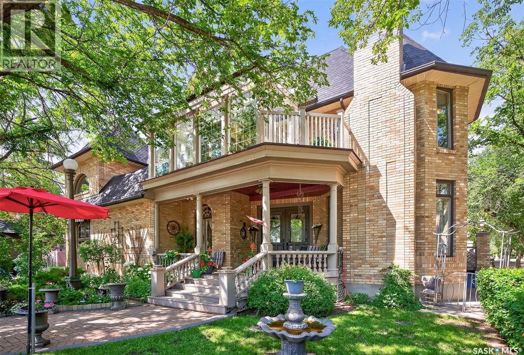 220 Hall Street W, Moose Jaw