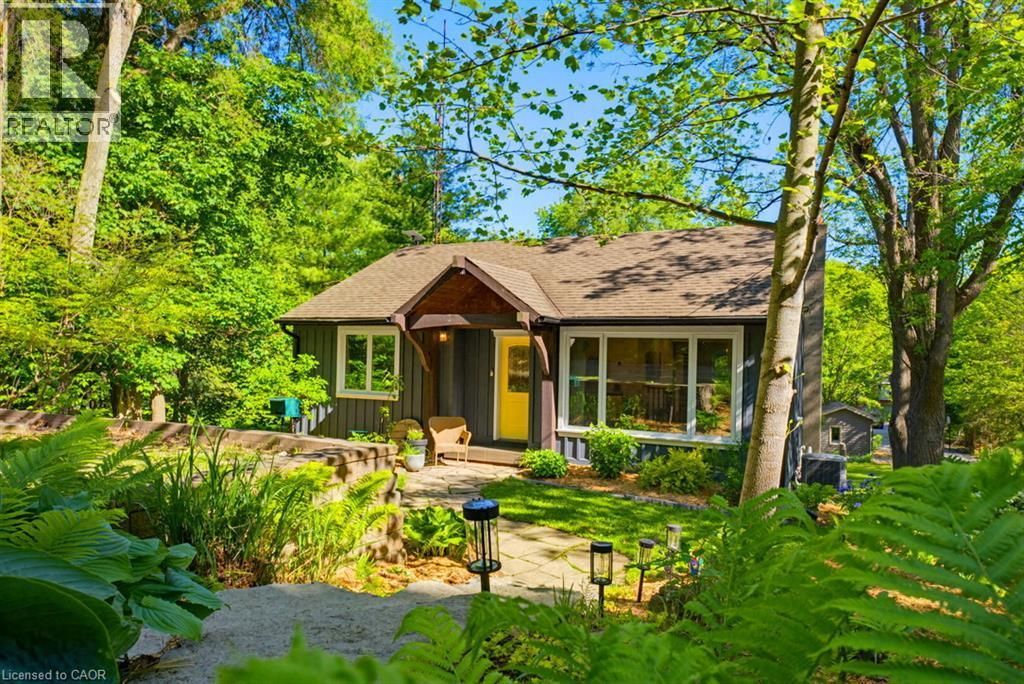 1131 Old Governor's Road, Dundas