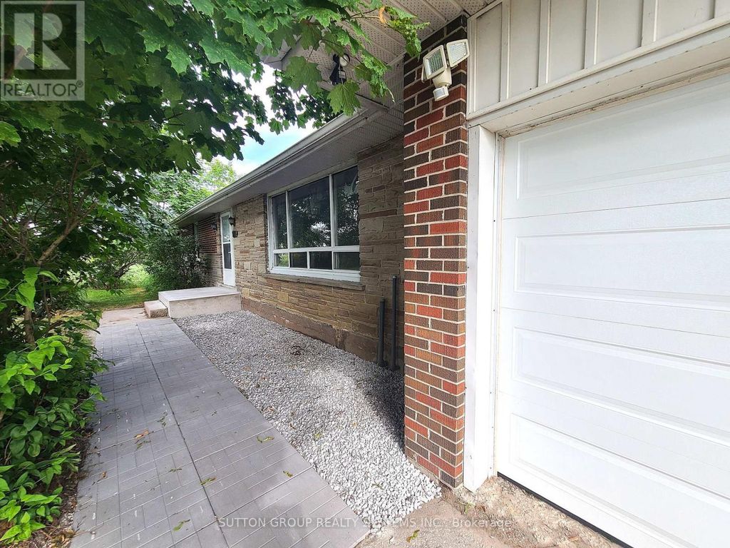 998 King Road, King
