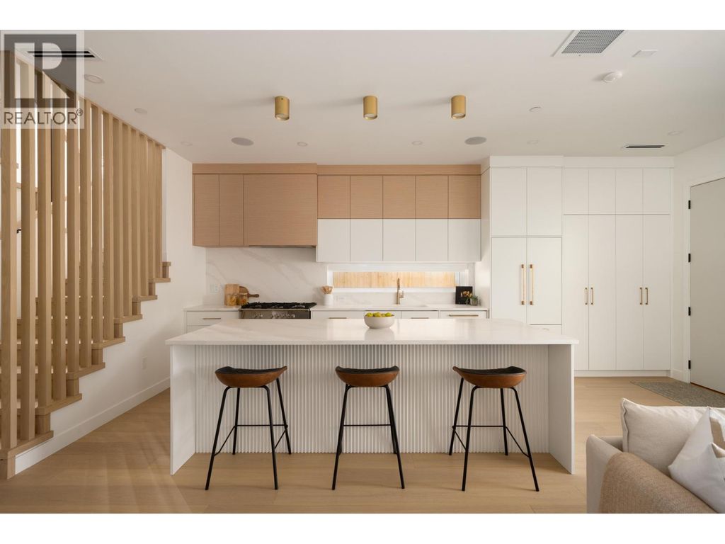 1 810 E 22nd Avenue, Vancouver