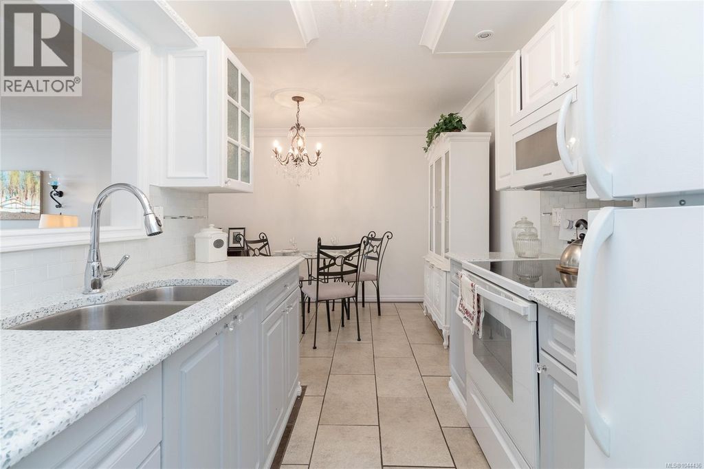 111 2050 White Birch Rd, Sidney