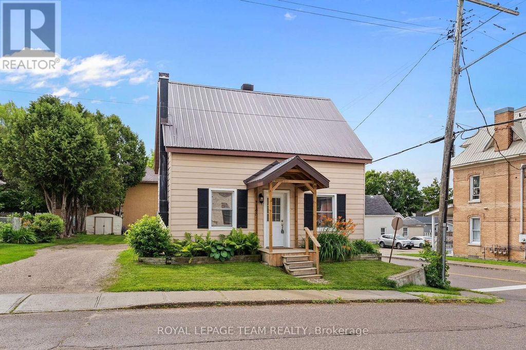 145 Munroe Avenue W, Renfrew