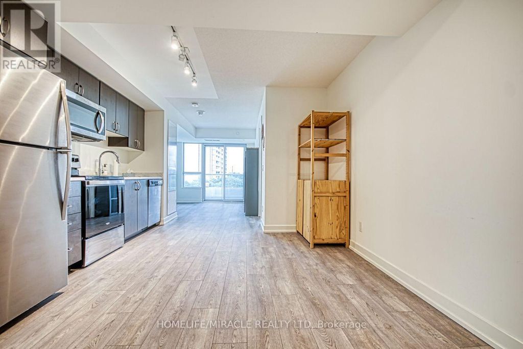 402 - 10 Wilby Crescent, Toronto (weston)