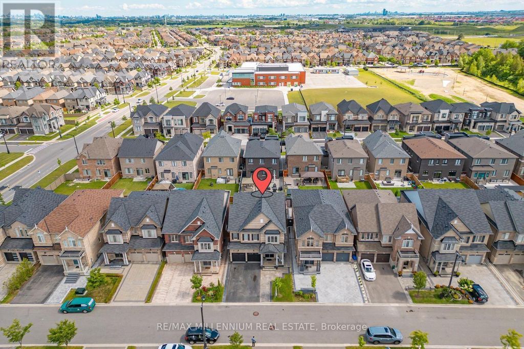 18 Boone Crescent, Vaughan (kleinburg)