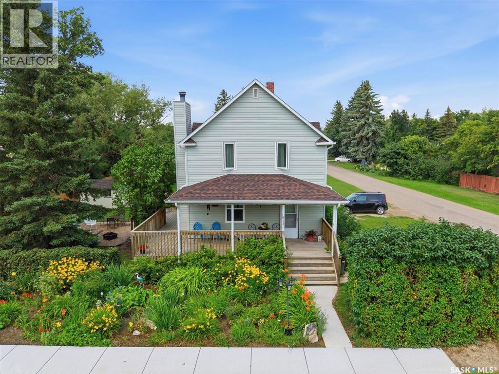 513 1st Street E, Hepburn