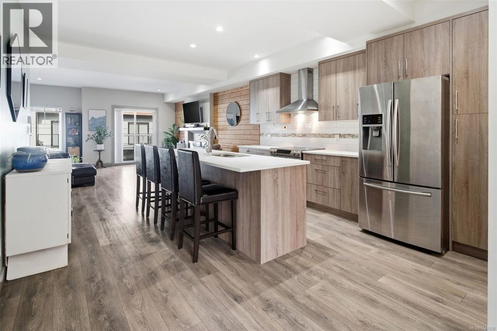 103 687 Strandlund Ave, Langford