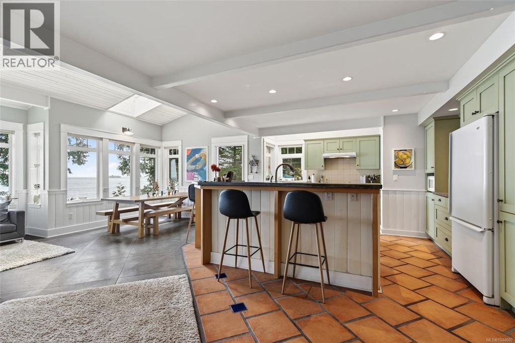 105 Island Park Dr, Galiano Island