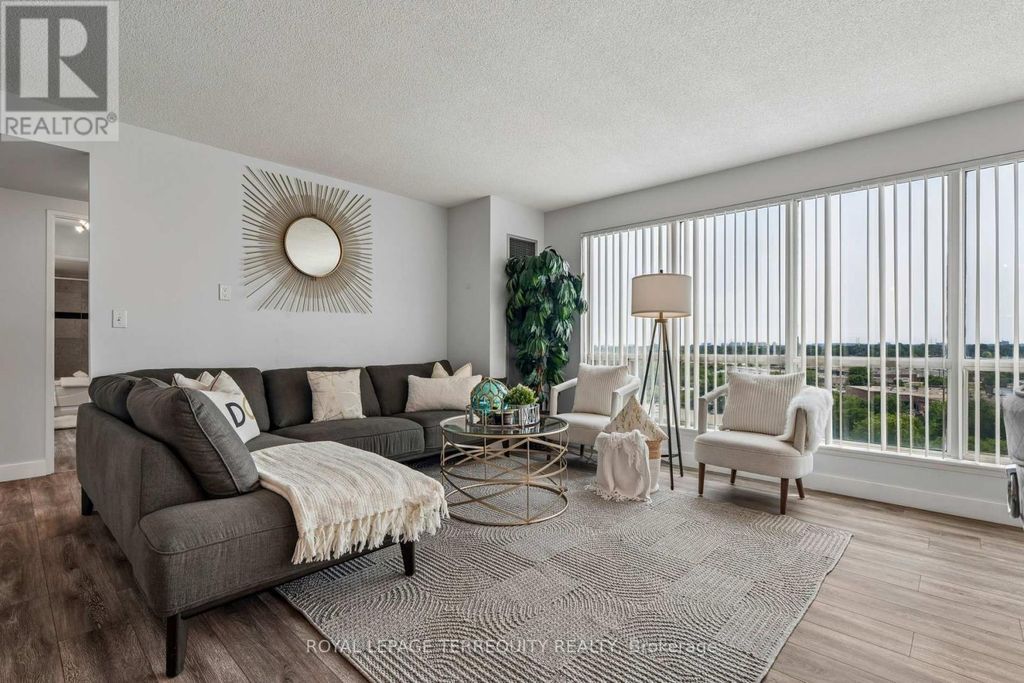 906 - 18 Lee Centre Drive, Toronto (woburn)