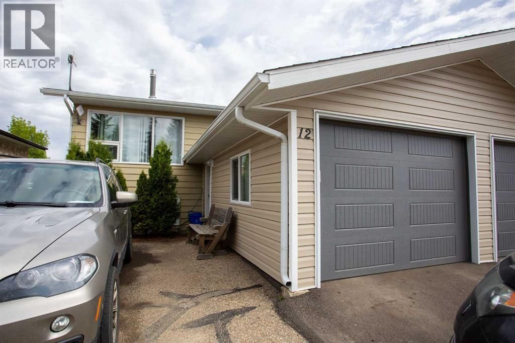 12 Valley Crescent, Lacombe