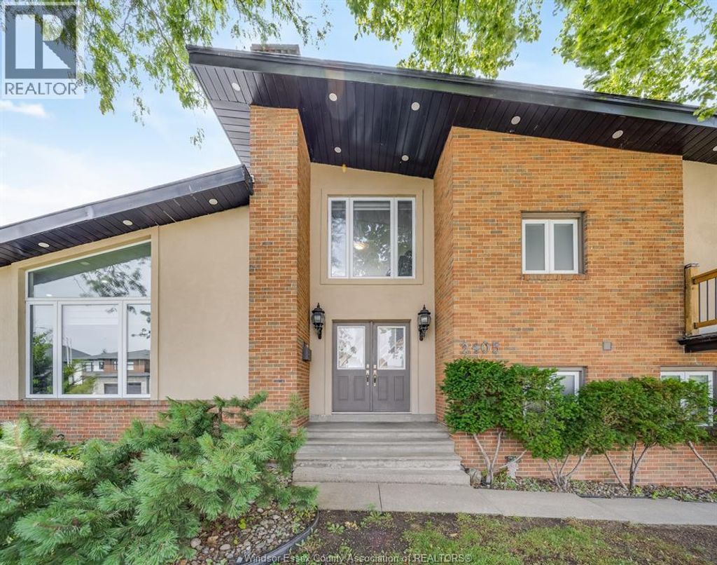 2405 Roxborough Boulevard, Windsor