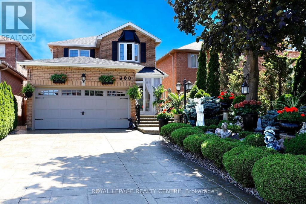 690 Ashprior Avenue, Mississauga (hurontario)