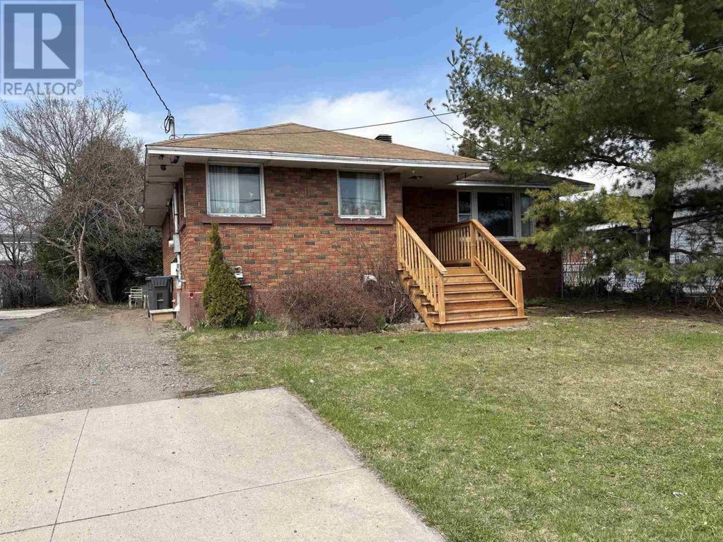 90 Henrietta Ave, Sault Ste. Marie