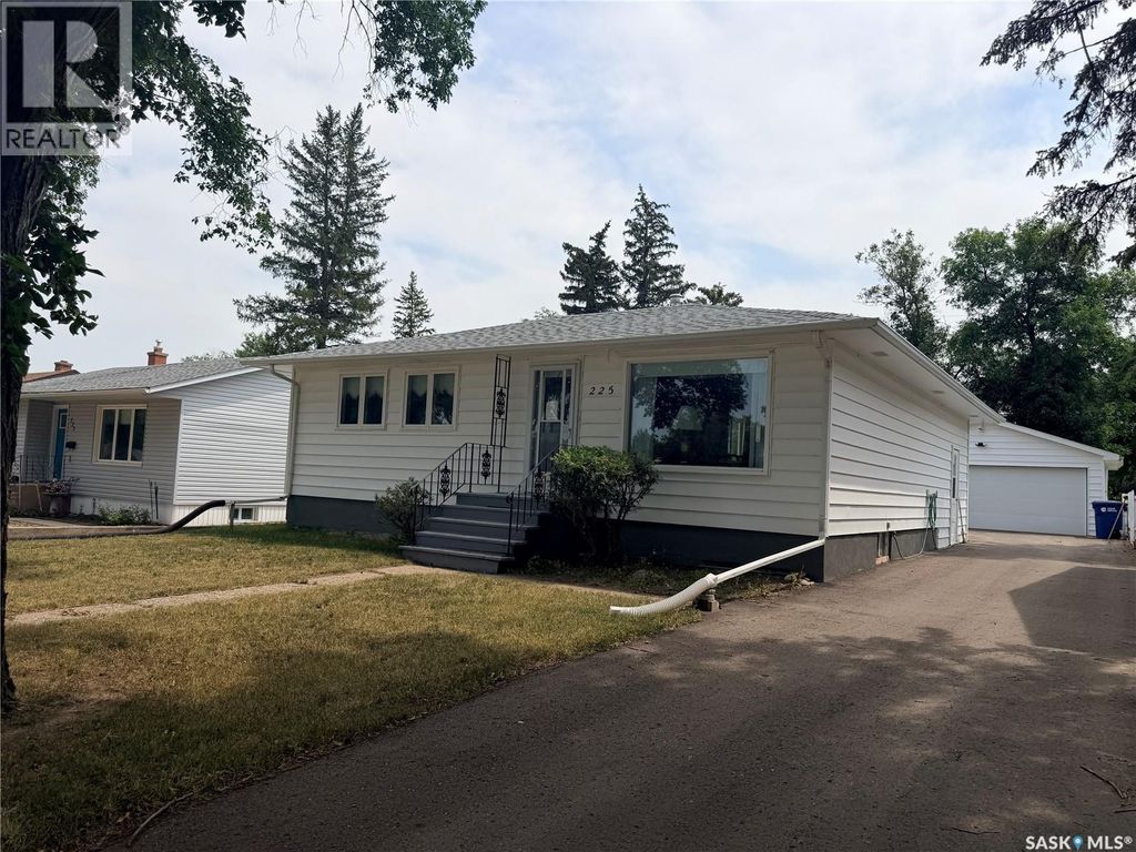 225 Dominion Road, Assiniboia