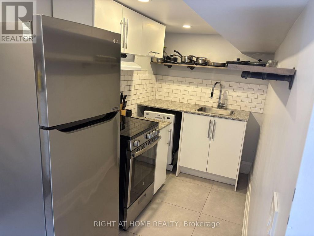 Lower - 39 Amherst Avenue, Toronto (oakwood Village)