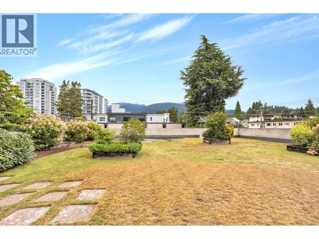 303 150 E 15th Street, North Vancouver