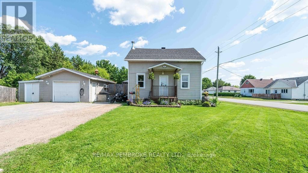 617 Third Avenue S, Laurentian Valley