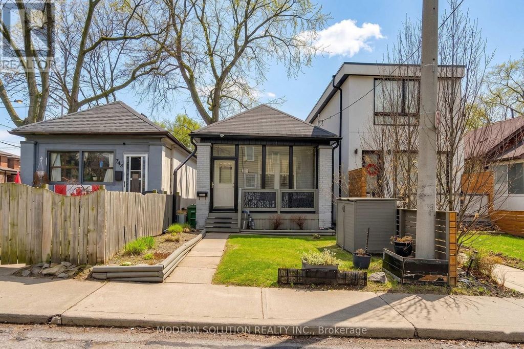 741 Milverton Boulevard, Toronto (woodbine-Lumsden)