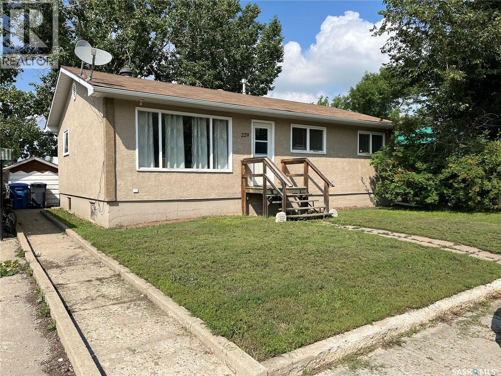 229 4th Avenue E, Gravelbourg