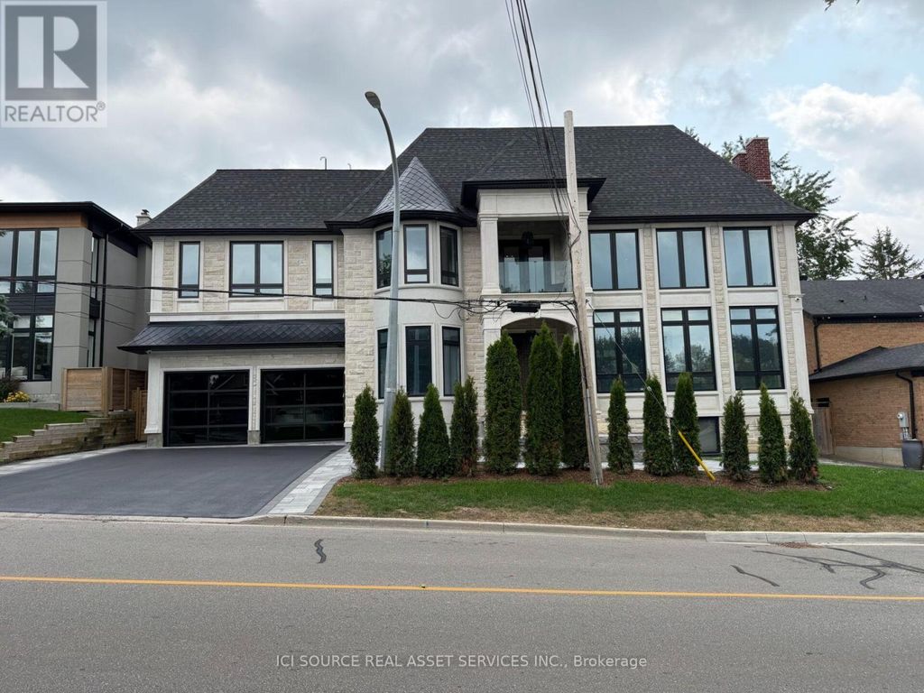 211 Kennedy Street W, Aurora (aurora Village)