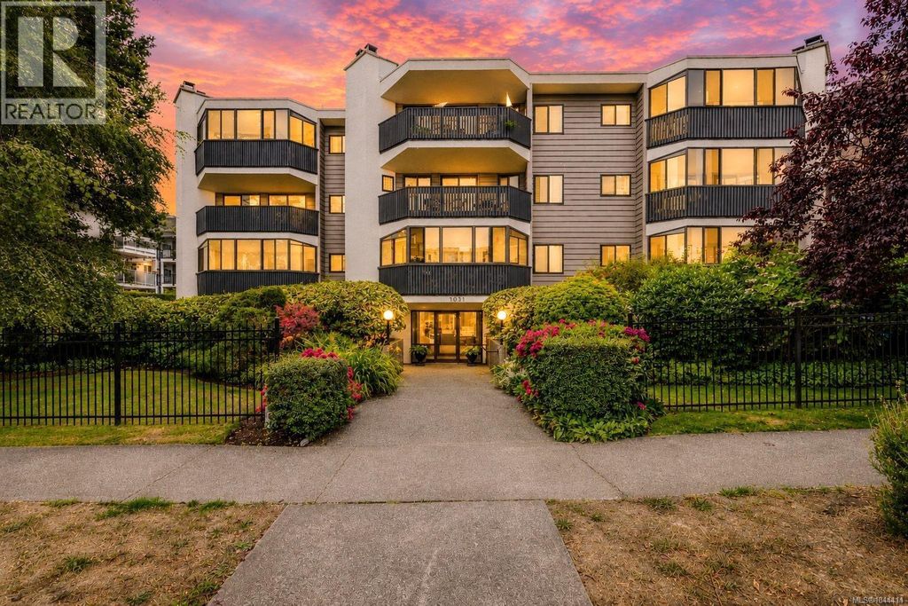 303 1031 Burdett Ave, Victoria