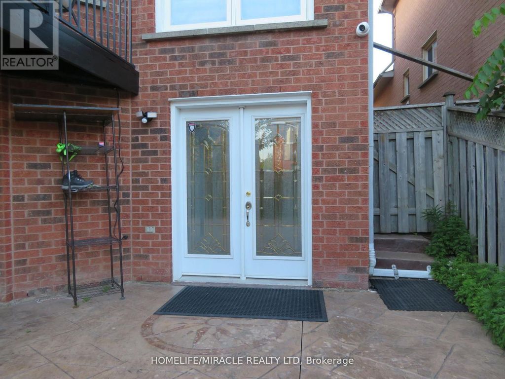 10 Pine Bough Manor, Richmond Hill (devonsleigh)