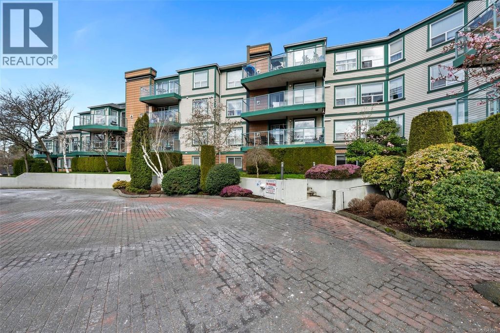 212 899 Darwin Ave, Saanich