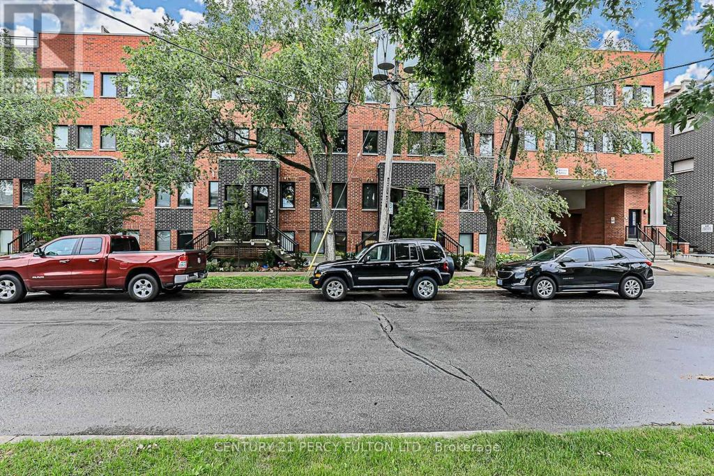 7 - 68 Winston Park Boulevard, Toronto (downsview-Roding-Cfb)