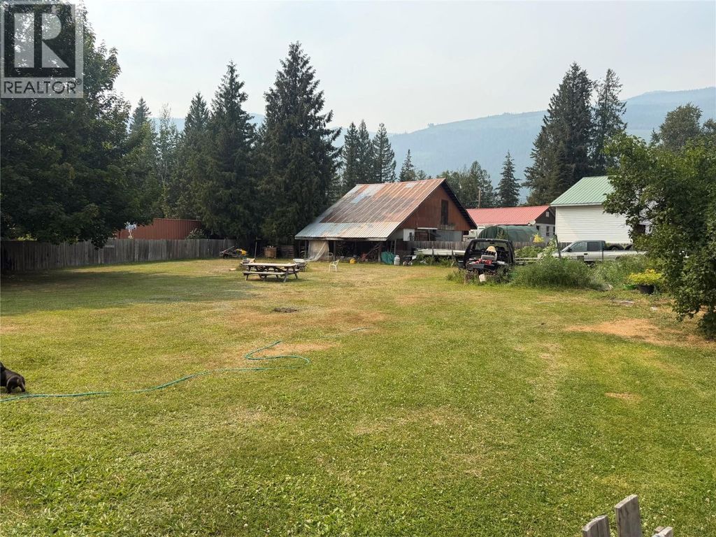 4243 Bloomquist Road, Malakwa