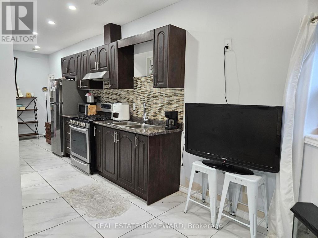 Lower - 141 Coxwell Avenue, Toronto (the Beaches)
