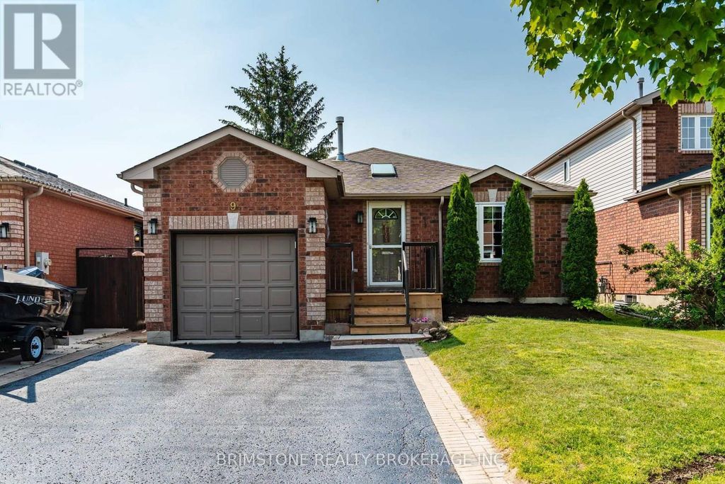 9 Holly Meadow Road, Barrie (holly)