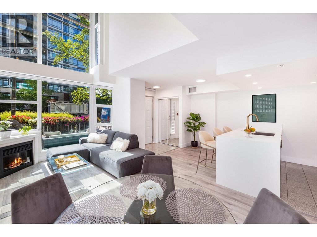 Th8 168 E Esplanade Avenue, North Vancouver