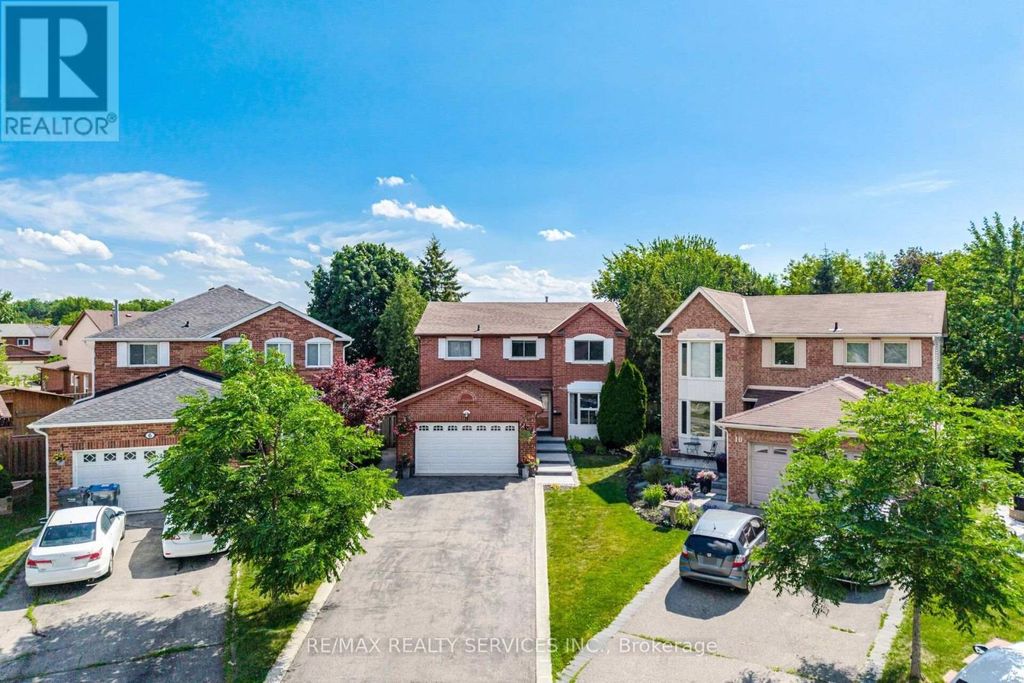 8 Paramount Place, Brampton (fletcher's West)