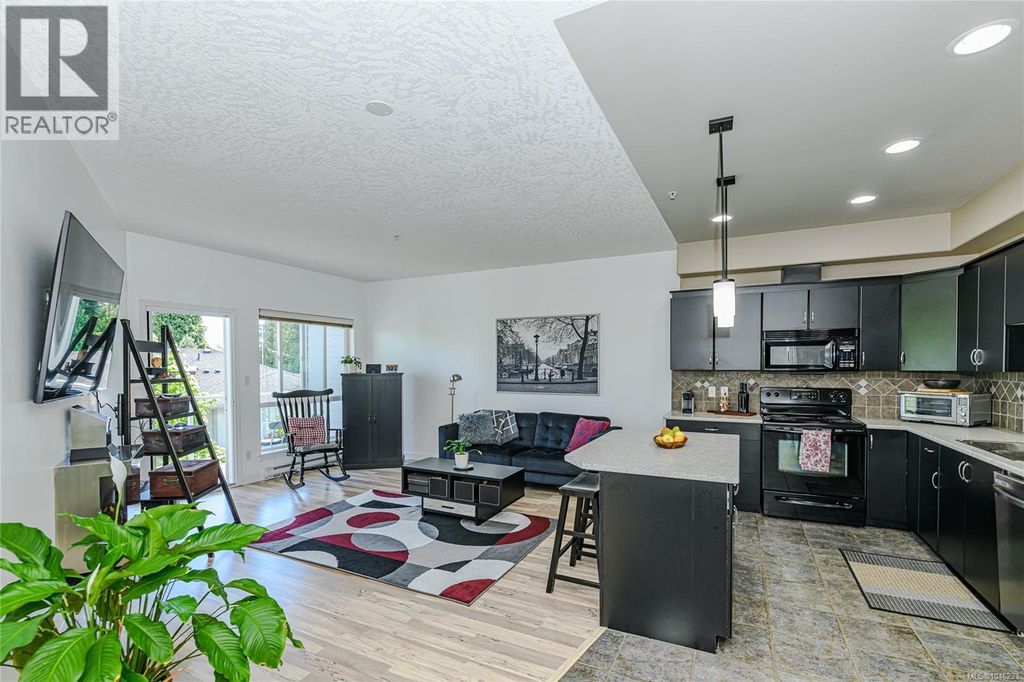 205 3915 Carey Rd, Saanich