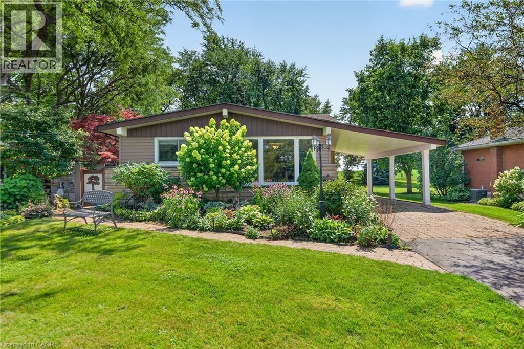 8399 Dickenson Road E, Mount Hope