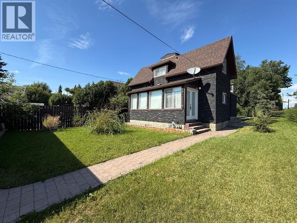 1037 4 Avenue, Wainwright
