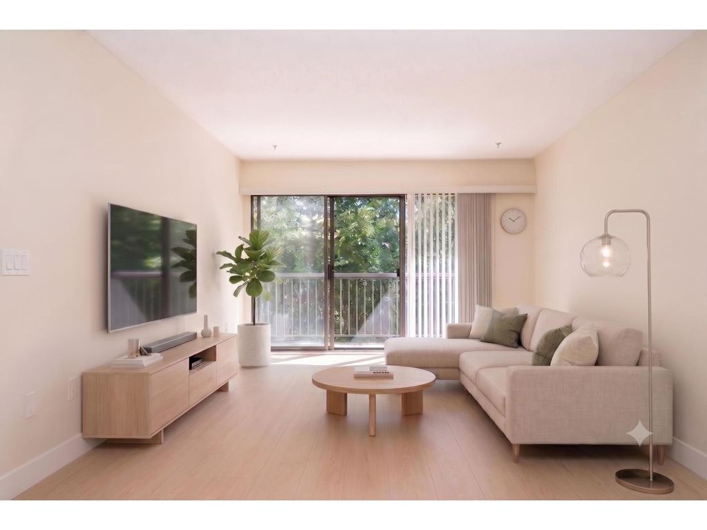 208 15020 North Bluff Road, White Rock
