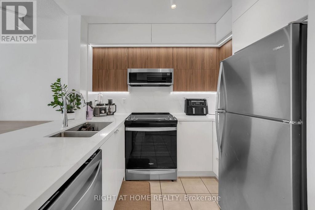 1202 - 11 Oneida Crescent, Richmond Hill (langstaff)
