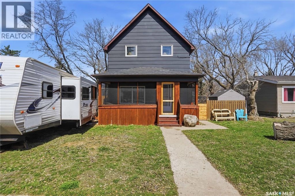 56 Iroquois Street W, Moose Jaw