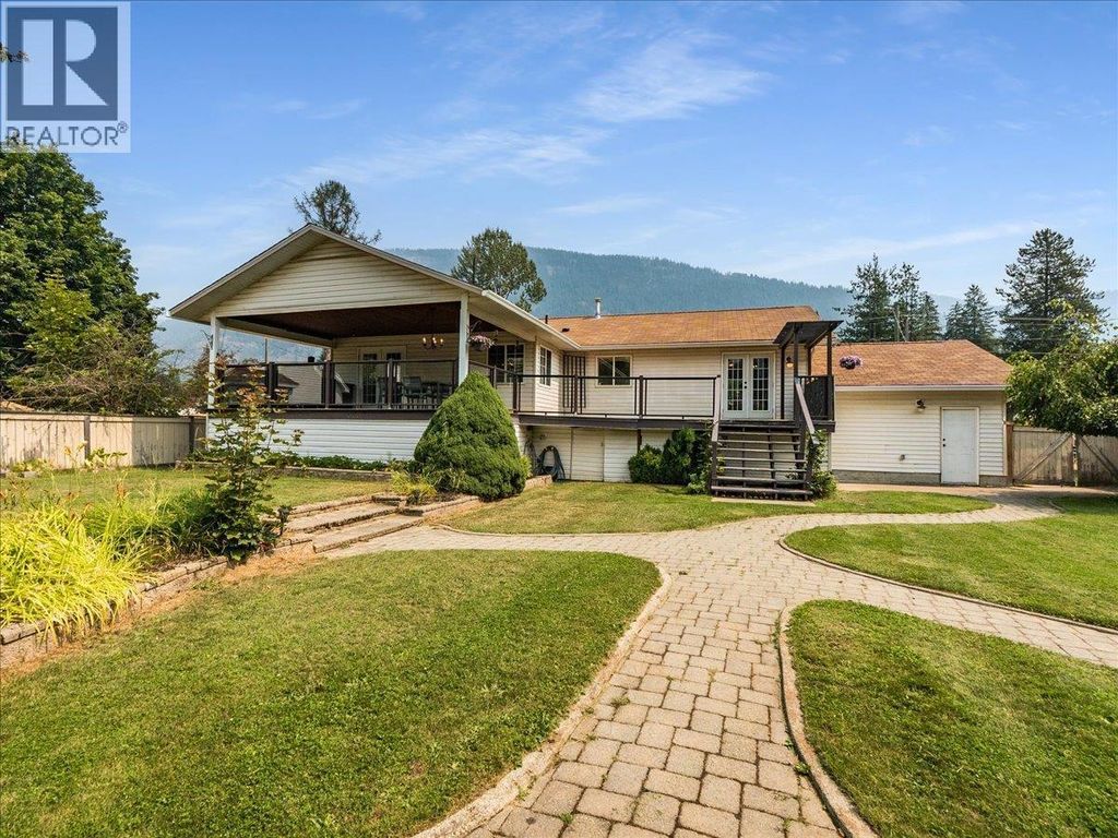 1328 Glendale Avenue, Salmo