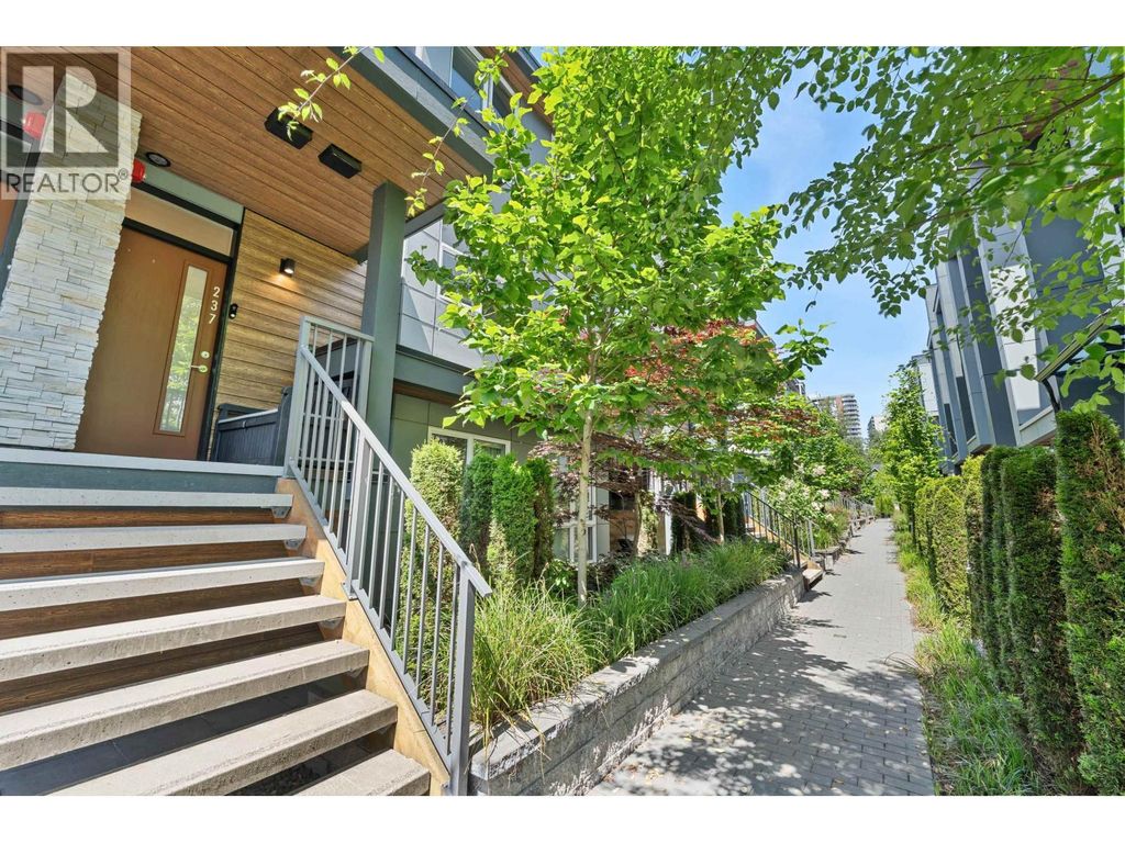 237 2060 Curling Road, North Vancouver